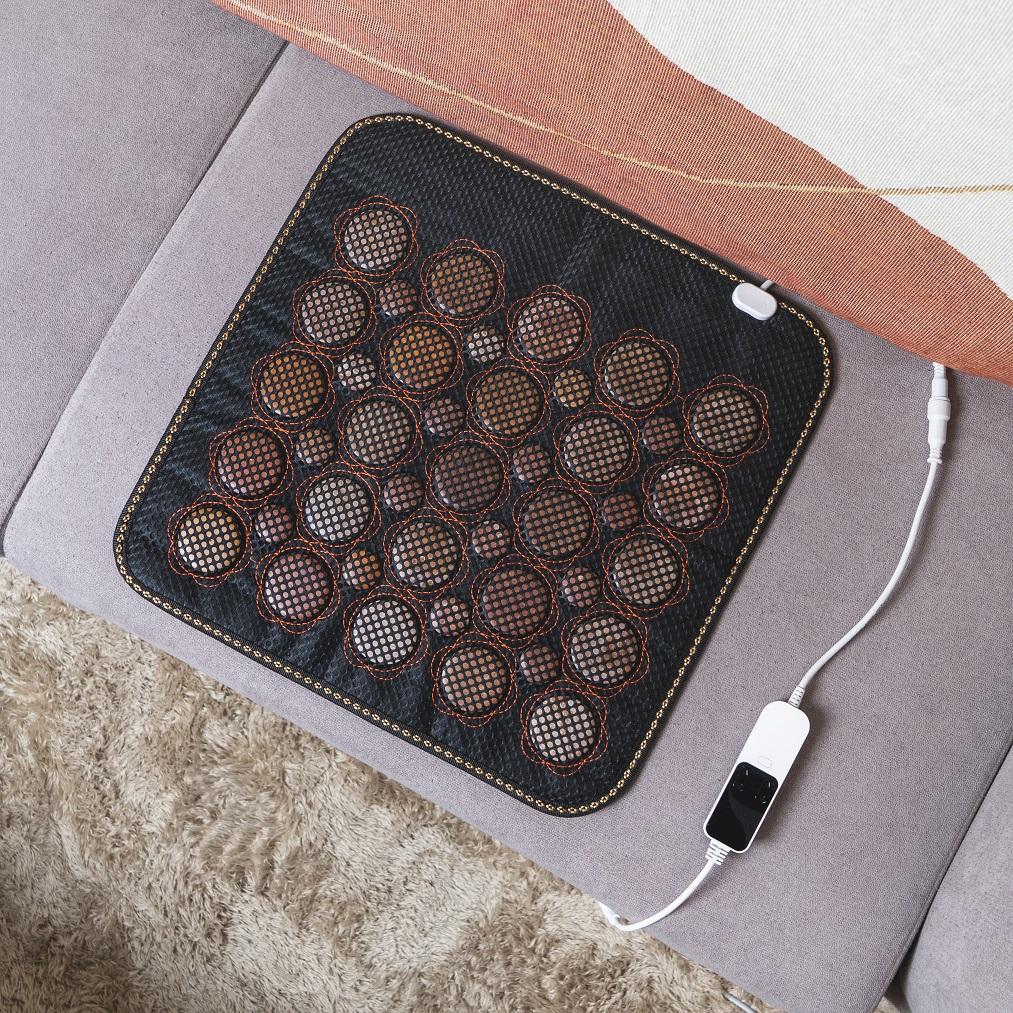 Zikko「Dr.Rock 砭石遠紅外線熱護坐墊」$1,499 (父親節限定優惠至6月30日) 以41片大小砭石相間排列,提升接觸密度,通過對人體安全的石墨烯發熱膜,運用低電壓對砭石作恆溫加熱,釋放對身體有益的遠紅外線及超聲波脈衝。可用於溫敷保暖(約30-50°C),改善虛冷體質常見的手腳冰冷等問題。熱敷理療(約51-60°C),促進排汗,消炎排毒,提升體溫可有助增強免疫系統機能,紓緩痛症及運動疲勞。(available inWhats Beauty)