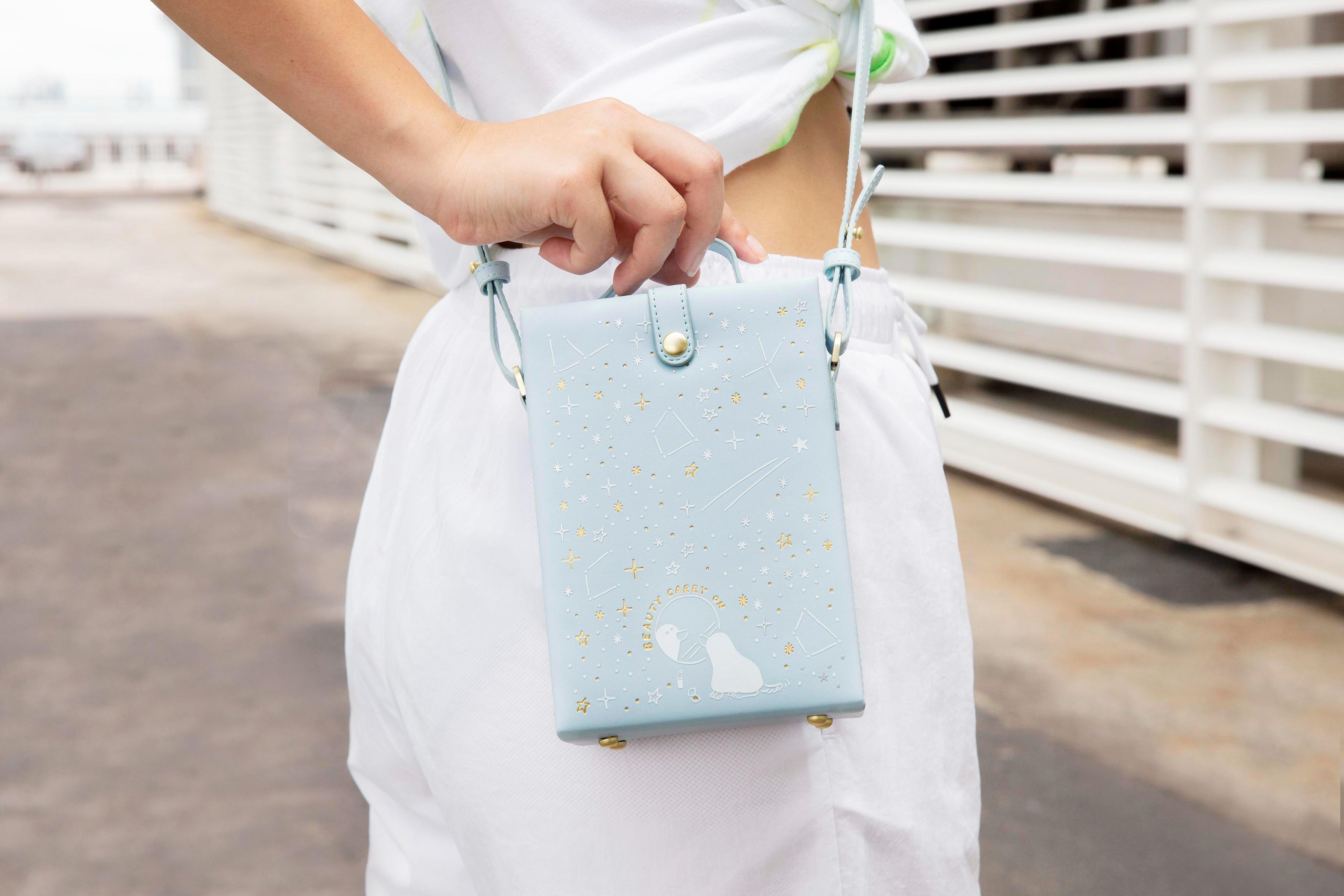 化妝箱以燙金和壓花加工呈現香港的迷人夜景,提醒大家每日都帶著美麗向前。