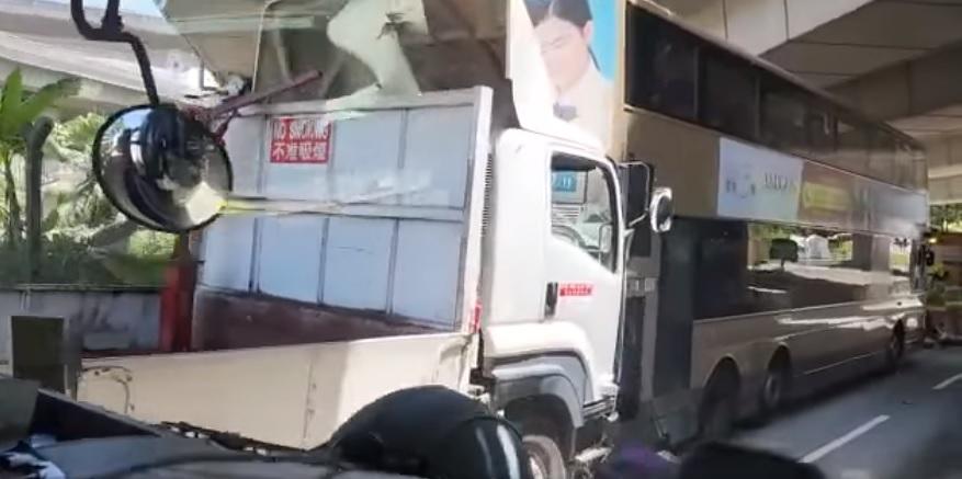 葵涌道3車相撞 貨車駕駛室撞扁