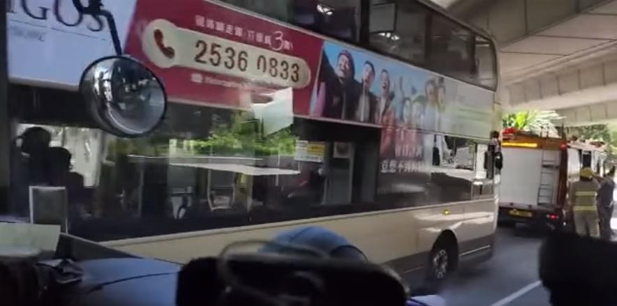 葵涌道3車相撞 貨車駕駛室撞扁