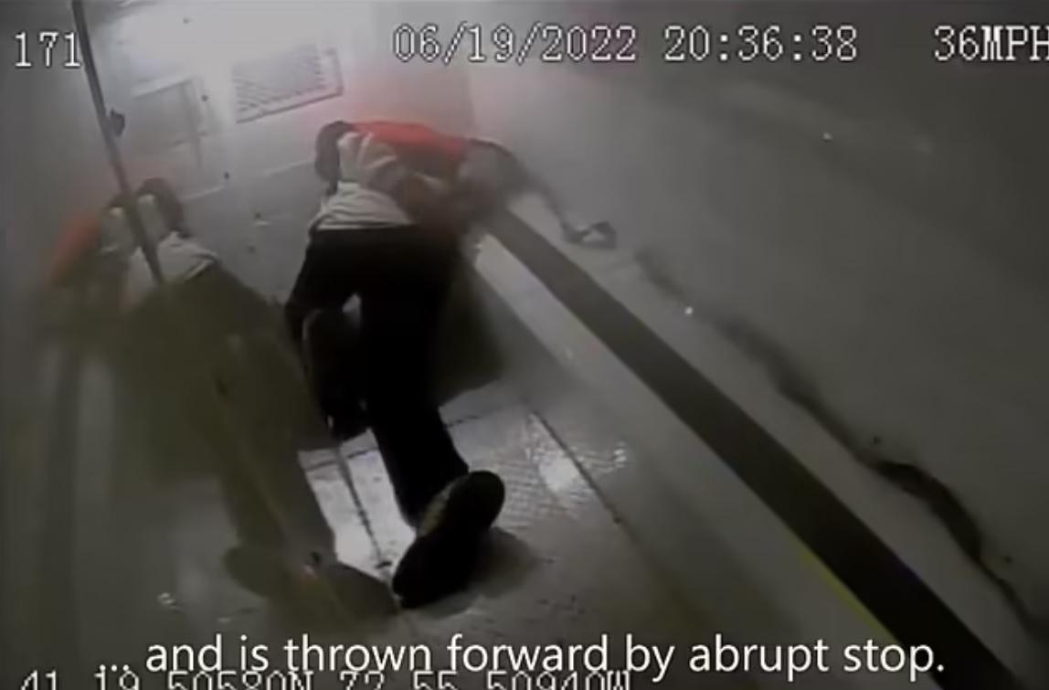 警車急煞,導致考克斯撞傷頸部。(互聯網)