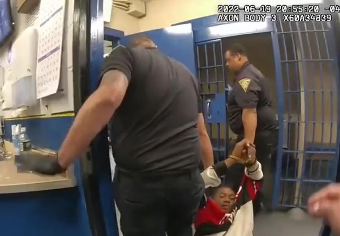 警員將考克斯拖進羈留室。(互聯網)