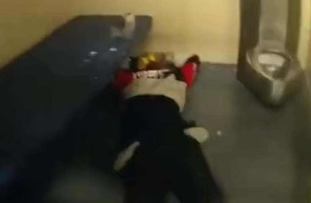 考克斯倒在羈留室地上。(互聯網)