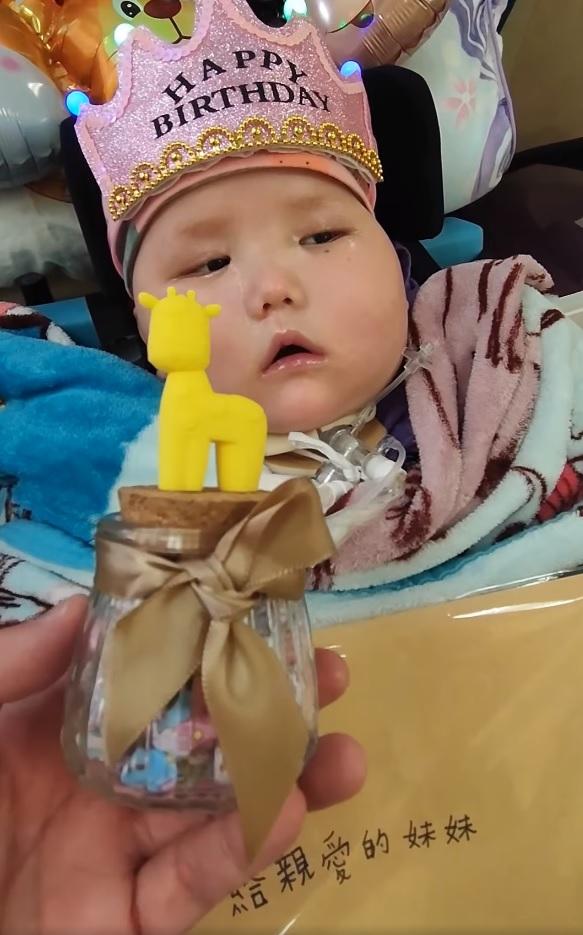 醫護人員和社工為天瑜摺幸運星,瓶子上更有天瑜最喜歡的長頸鹿