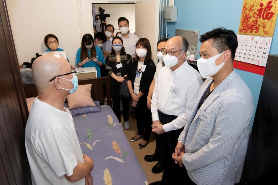 元朗組裝合成過渡房屋項目2580單位入伙 議員參觀後促加快供應