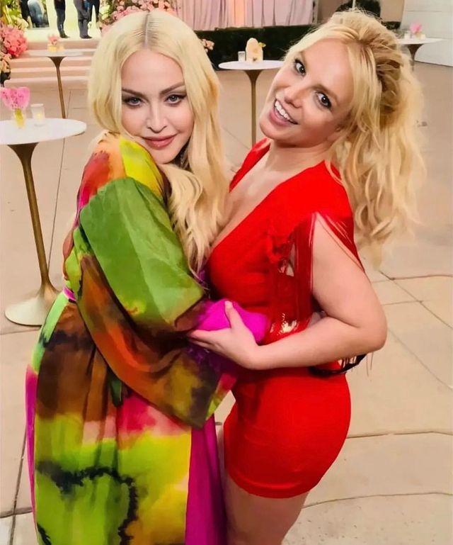 盛會不乏重量級紅人,Britney Spears啜麥當娜重演經典一幕。