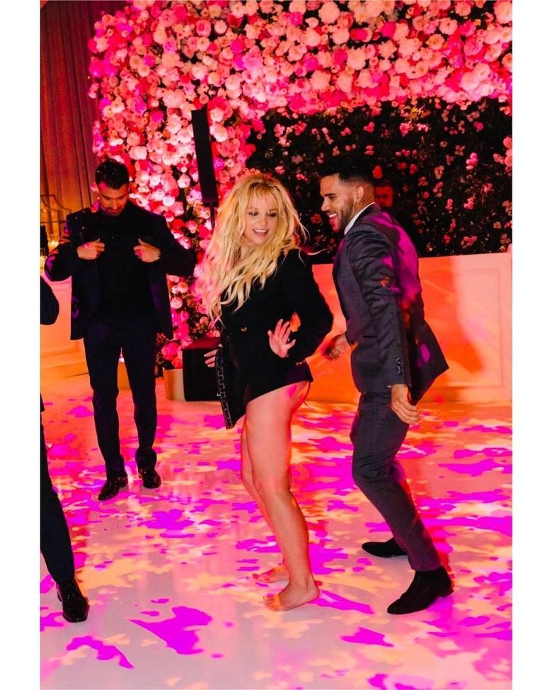 Britney Spears與細她12年的練Sam Asghari拉埋天窗,場面熱鬧。