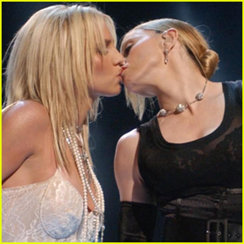 Britney Spears與麥當娜當年在MTV頒獎禮上的一幕已成經典。