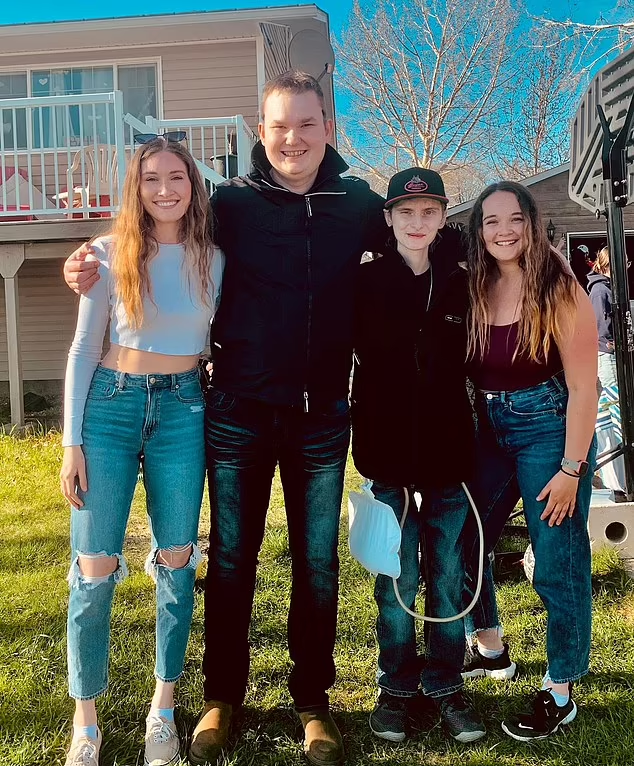 Coulan上月舉辦告別派對。(互聯網)