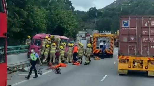 屯門公路九巴撞小巴 多人受傷有乘客被困