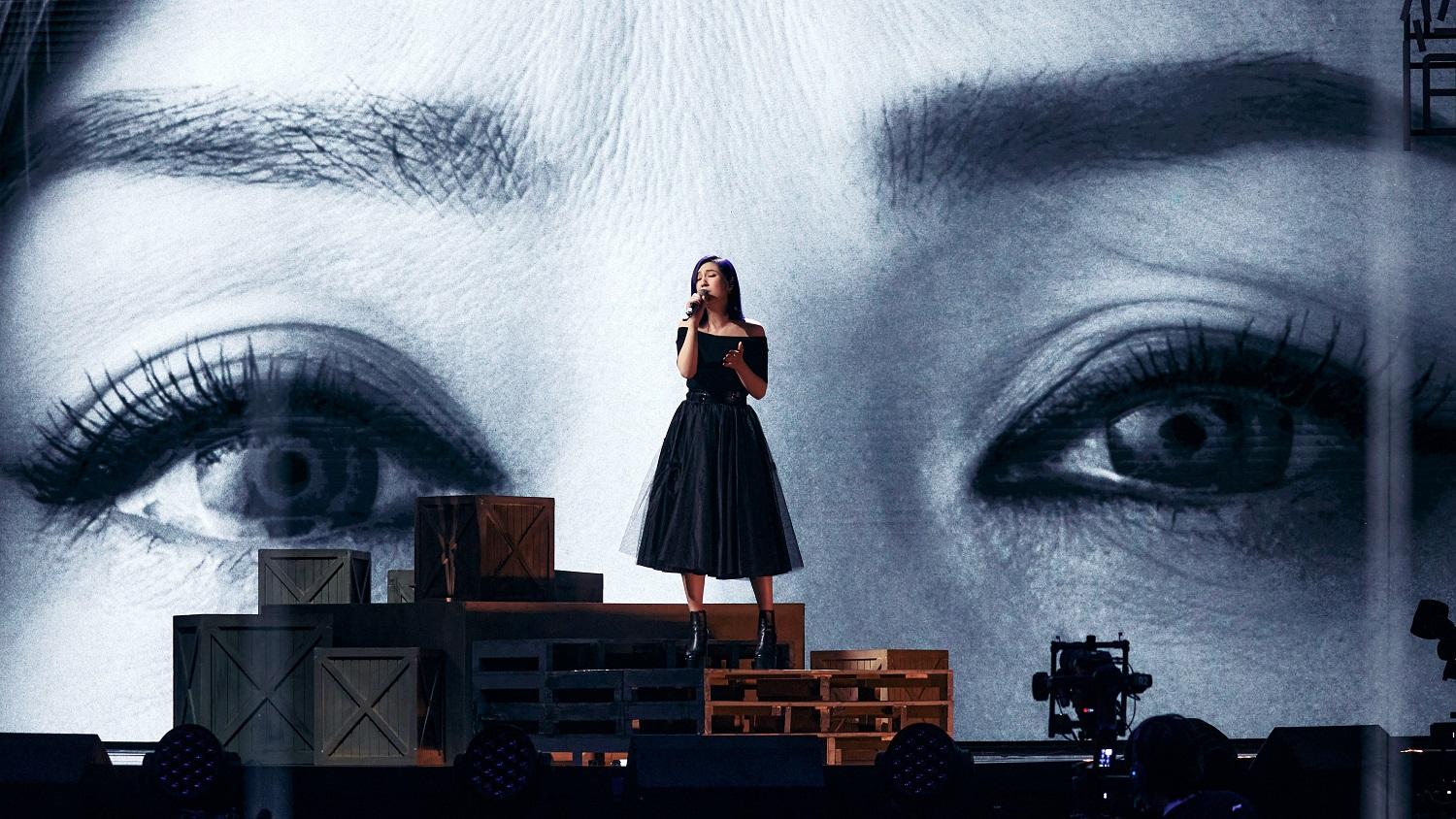 舞台設計背景以千嬅的面部大特寫作背景,呈現讓眼淚轉化成能量的過程。