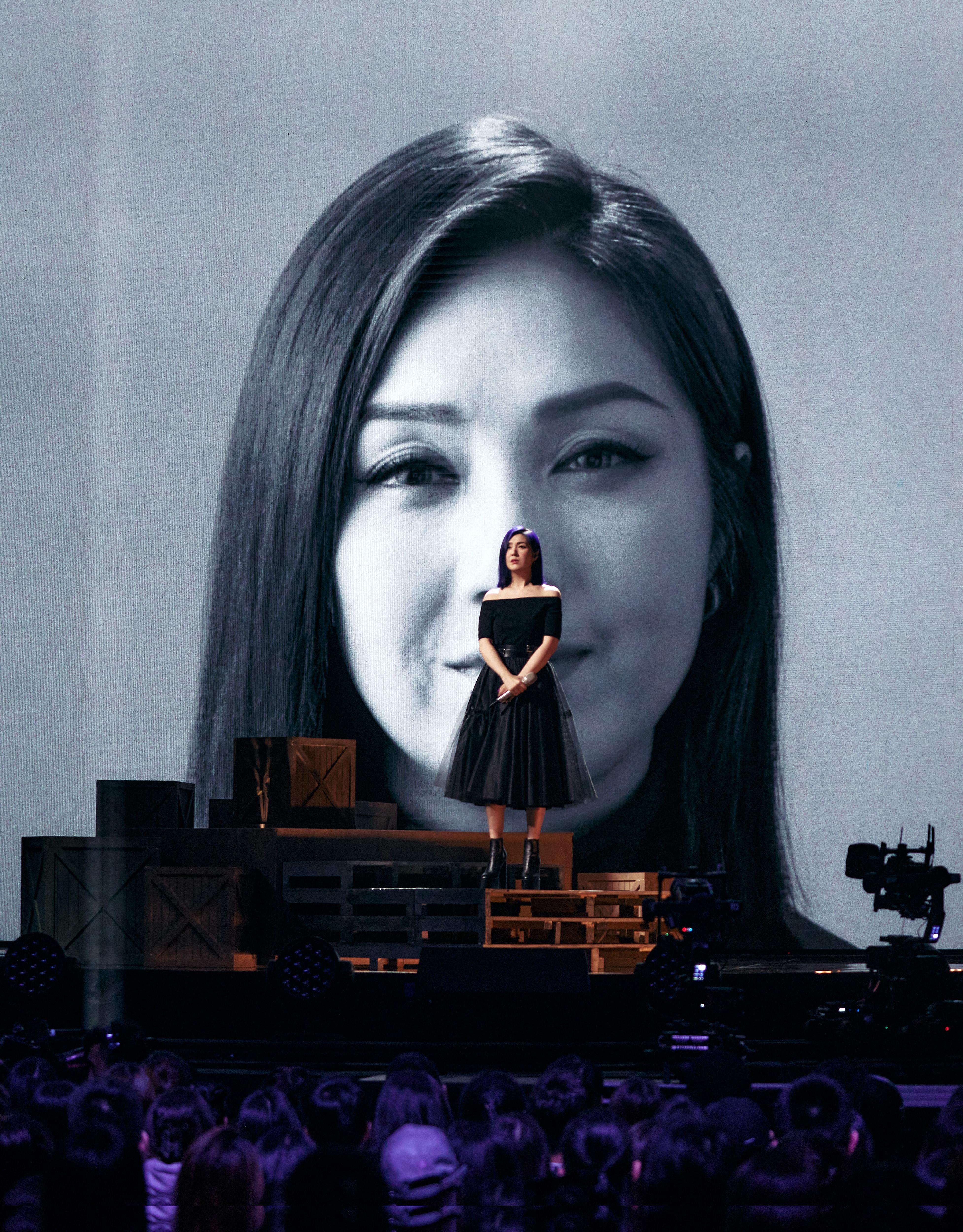 千嬅親自上陣拍攝舞台背景相。