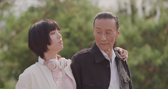 鍾雪瑩在《殺出個黃昏》與謝賢一段萍水相逢的爺孫情誼,教人動容。