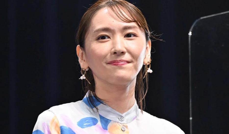 新垣結衣以人妻姿態現身公開場合,自然成全場焦點。