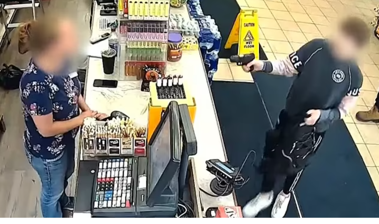 男童舉槍指嚇女店員。(互聯網)