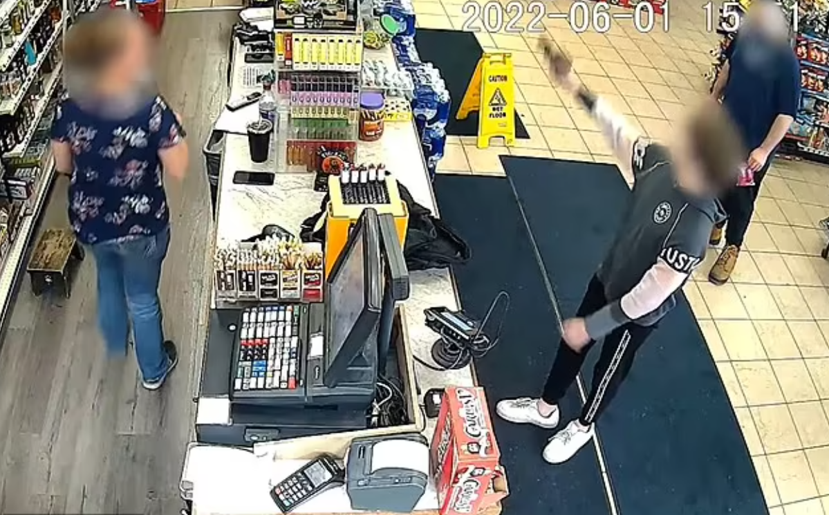 女店員問了一句「認真的嗎?」男童旋即朝天開槍警告。(互聯網)