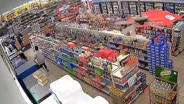 店裡另一部閉路電視拍到的事發畫面。(互聯網)