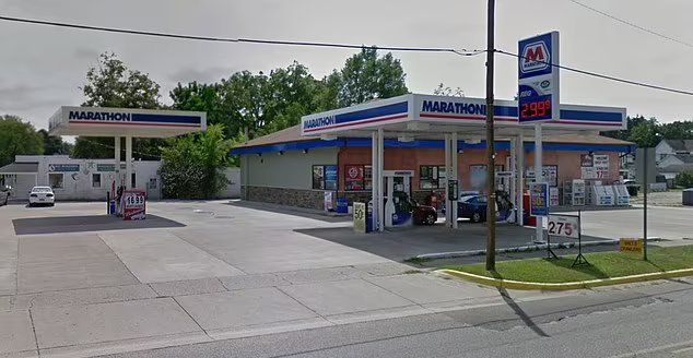 案發油店距警署僅距一個街口。(互聯網)