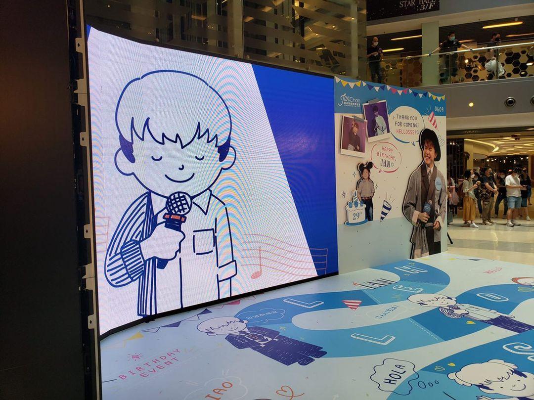 Hellosss 由今日起一連10日於九展舉行生日慈善展覽。