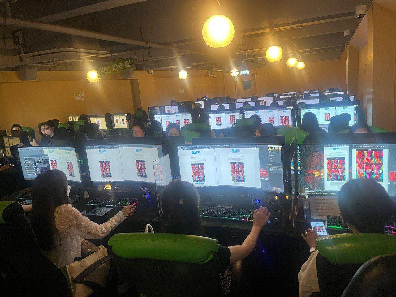 大批鏡粉book網吧為MIRO特別場撲飛。