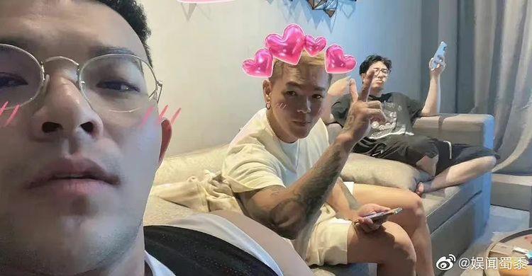 歌手黃旭近日公開合照,發現潘瑋柏的變化太大,網民都話認唔出。