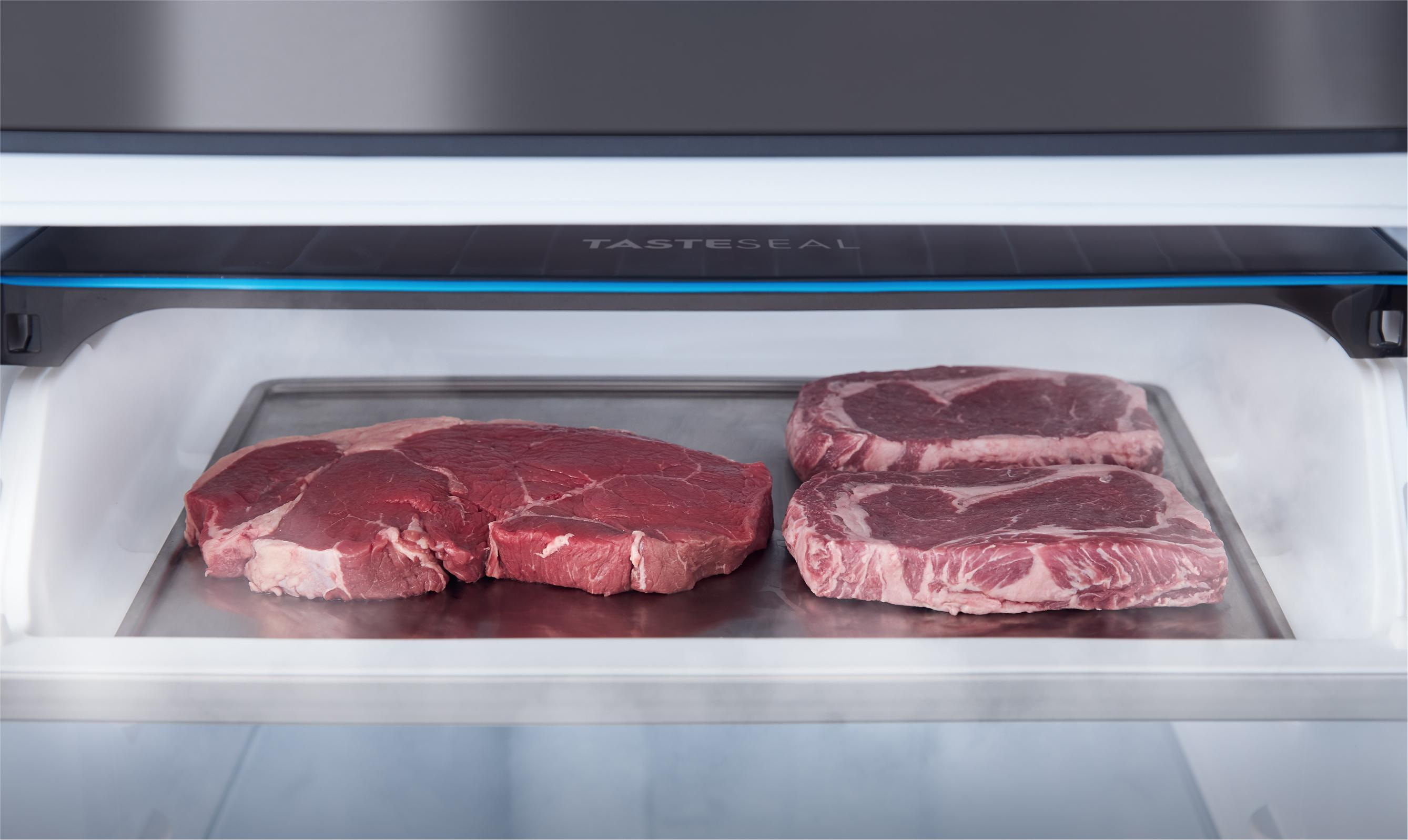 將新鮮肉類或海鮮放在「TasteSeal-2°C密封保鮮室」,無需急凍也能保存著最佳狀態。
