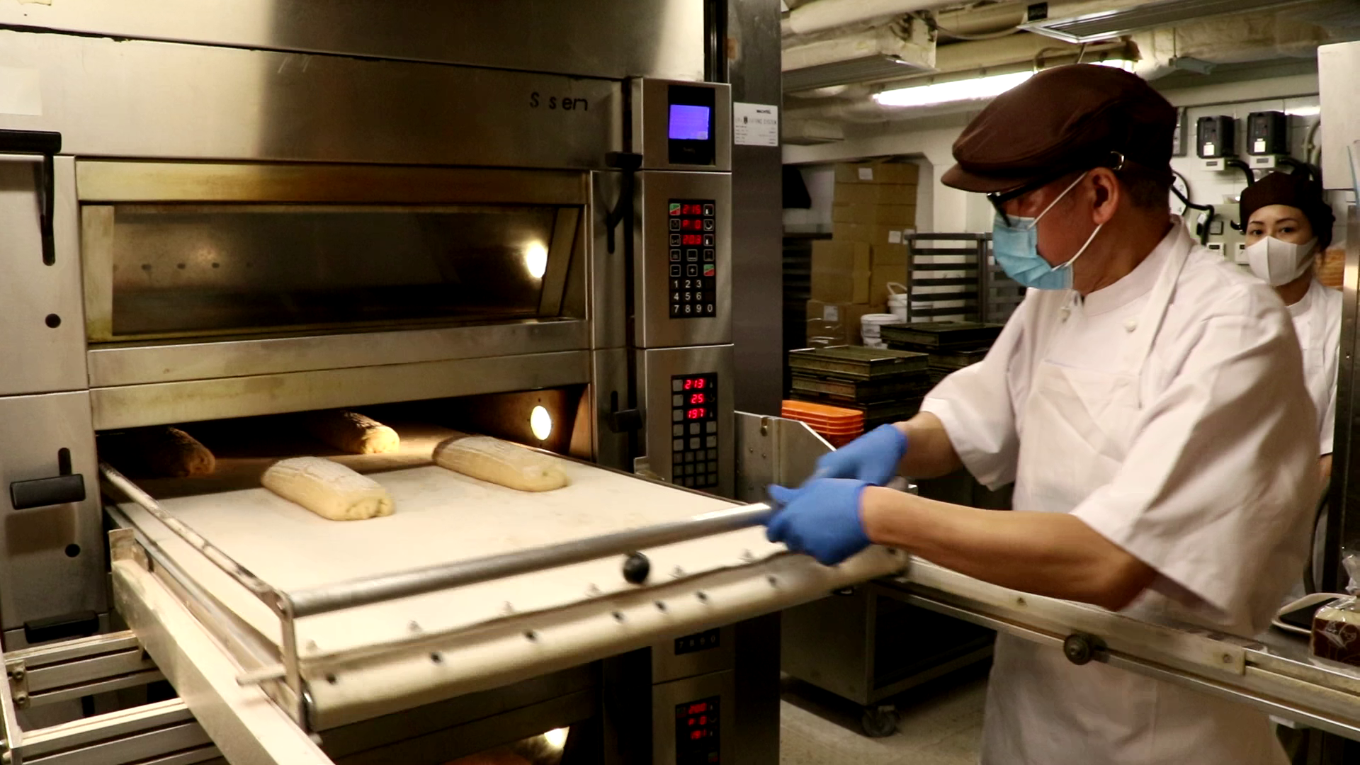 烤焗時用上獨特的石窯爐,能縮短烘焙時間及減少麵包水份蒸發