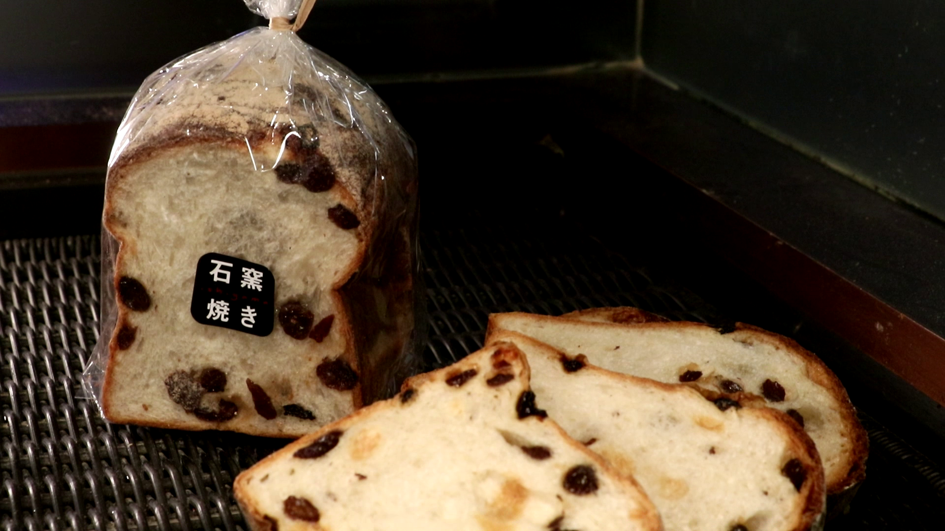 麵包外皮金黃香脆,內裡濕潤有彈性。