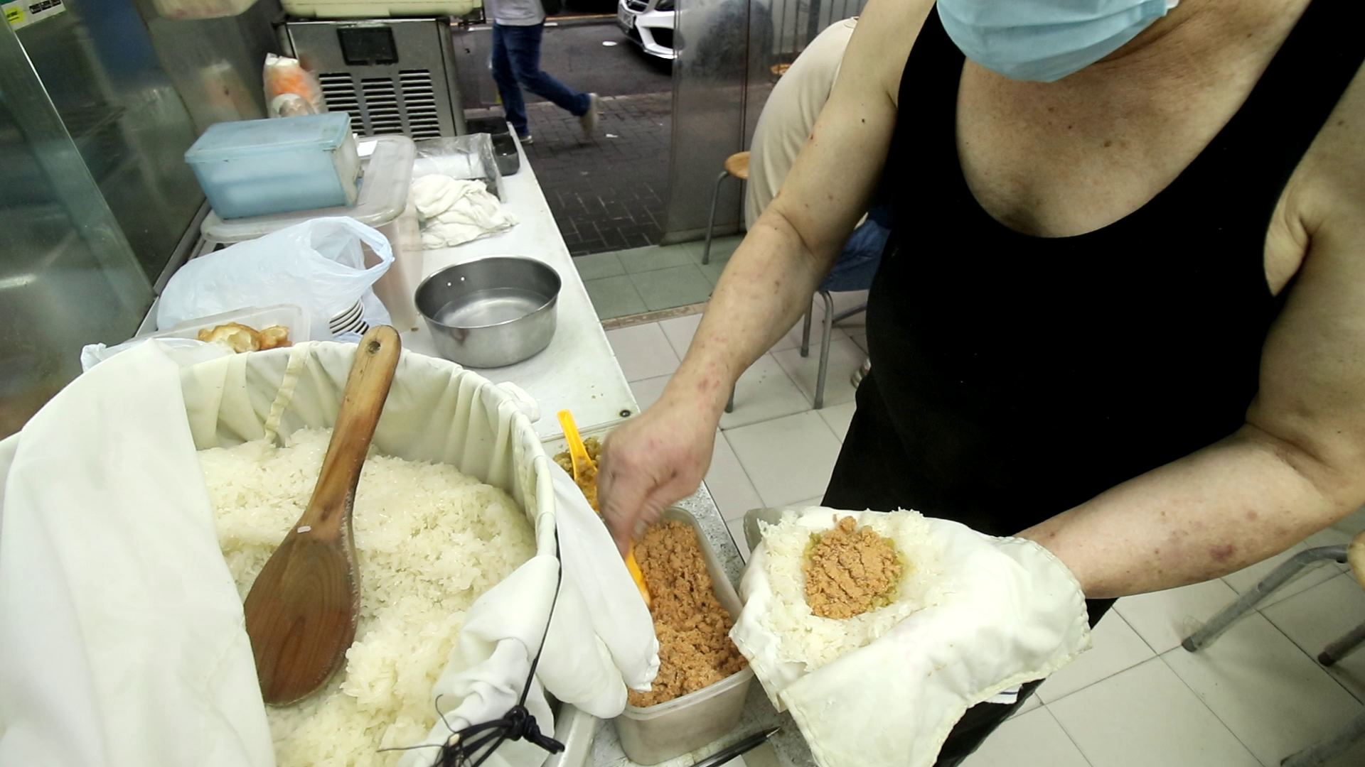 雙手左翻右翻,不消數十秒,就捲出一個熱辣上海粢飯