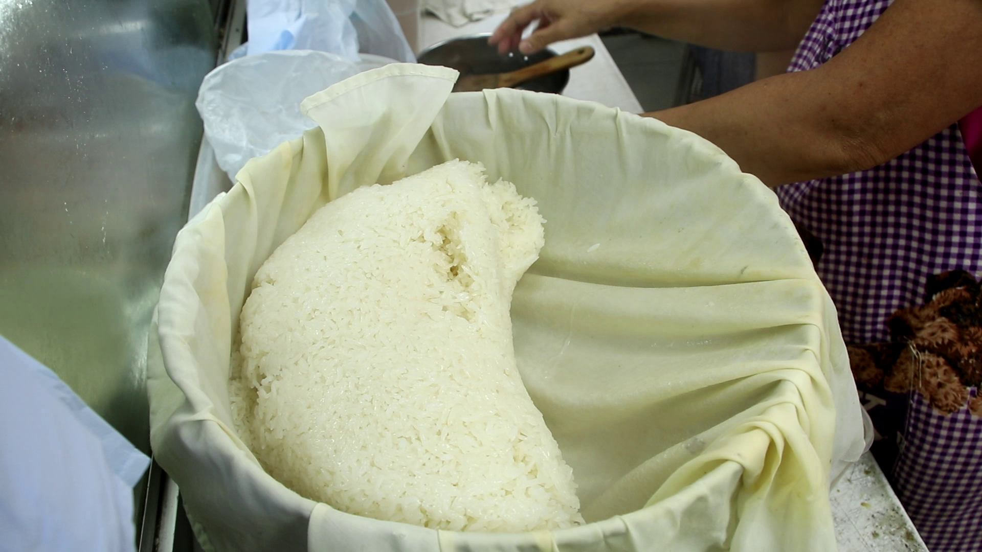 用的是泰國糯米,飯粒纖長顏色亮白