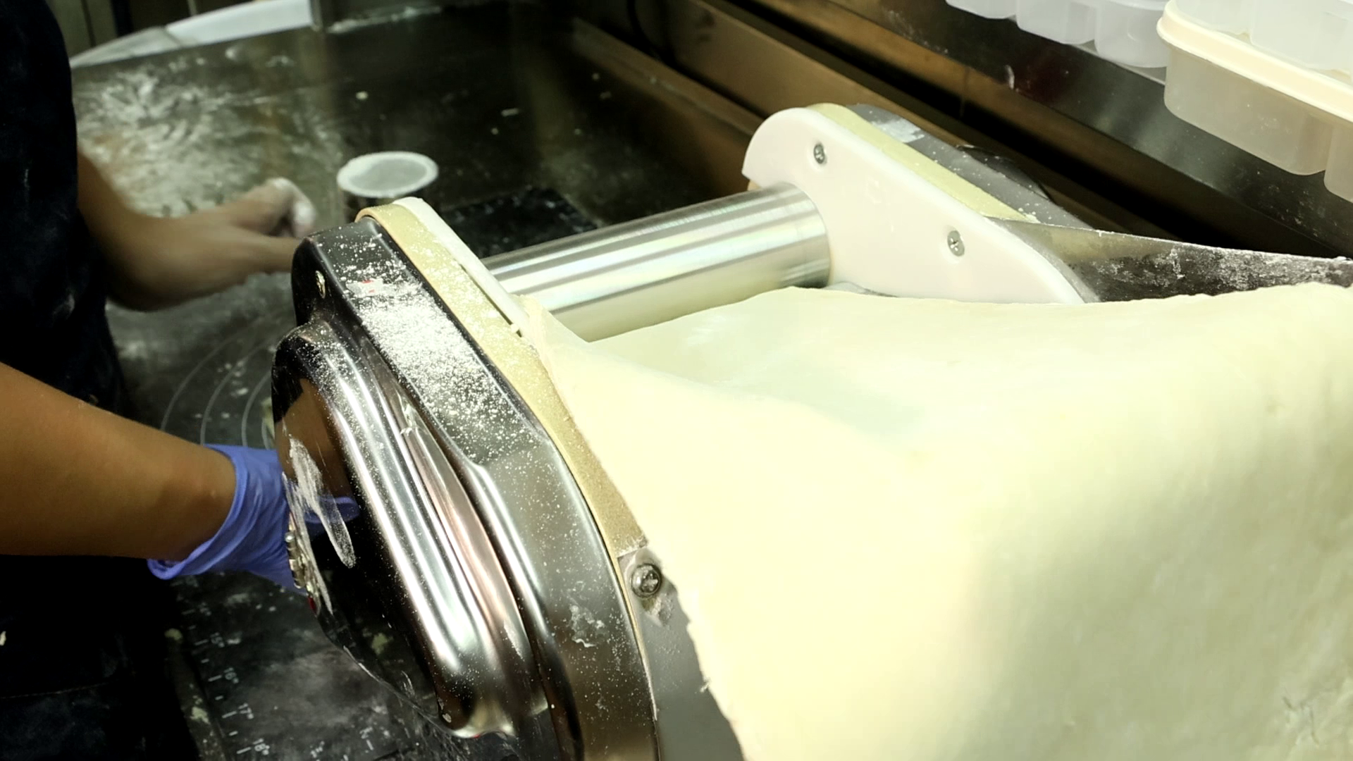 每日以人手搓揉麵糰,又經壓麵機多次捲壓,再用圓形模具吸印出一片片軟嫩光滑的餃子皮。