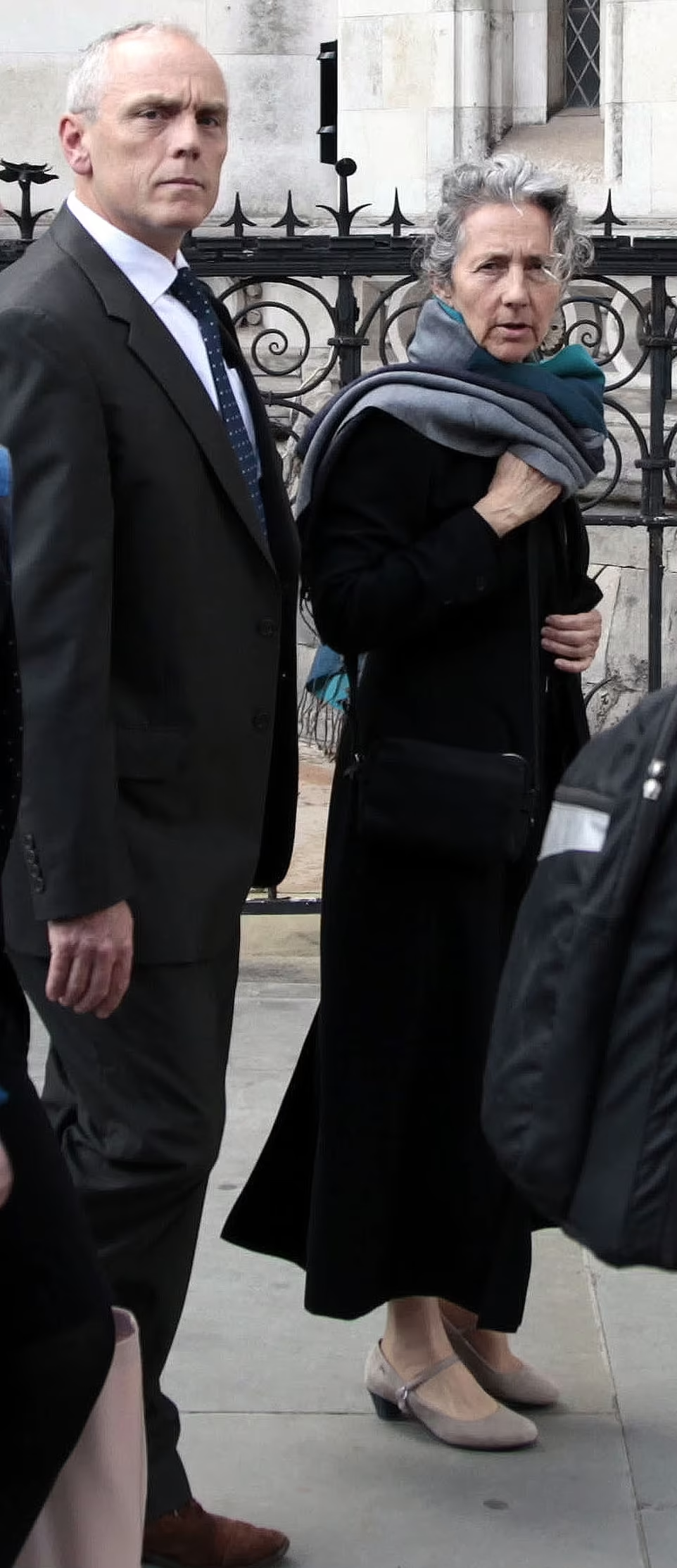 入稟的克拉克及其女友。(互聯網)