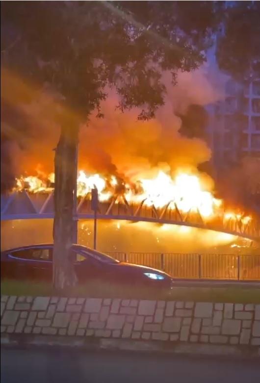 朗屏站附近一段電纜橋起火。 (網上圖片)