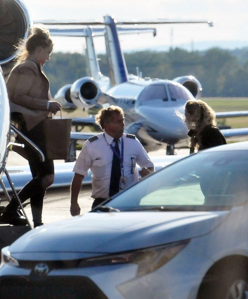 安芭(右)落機後與機長談話。