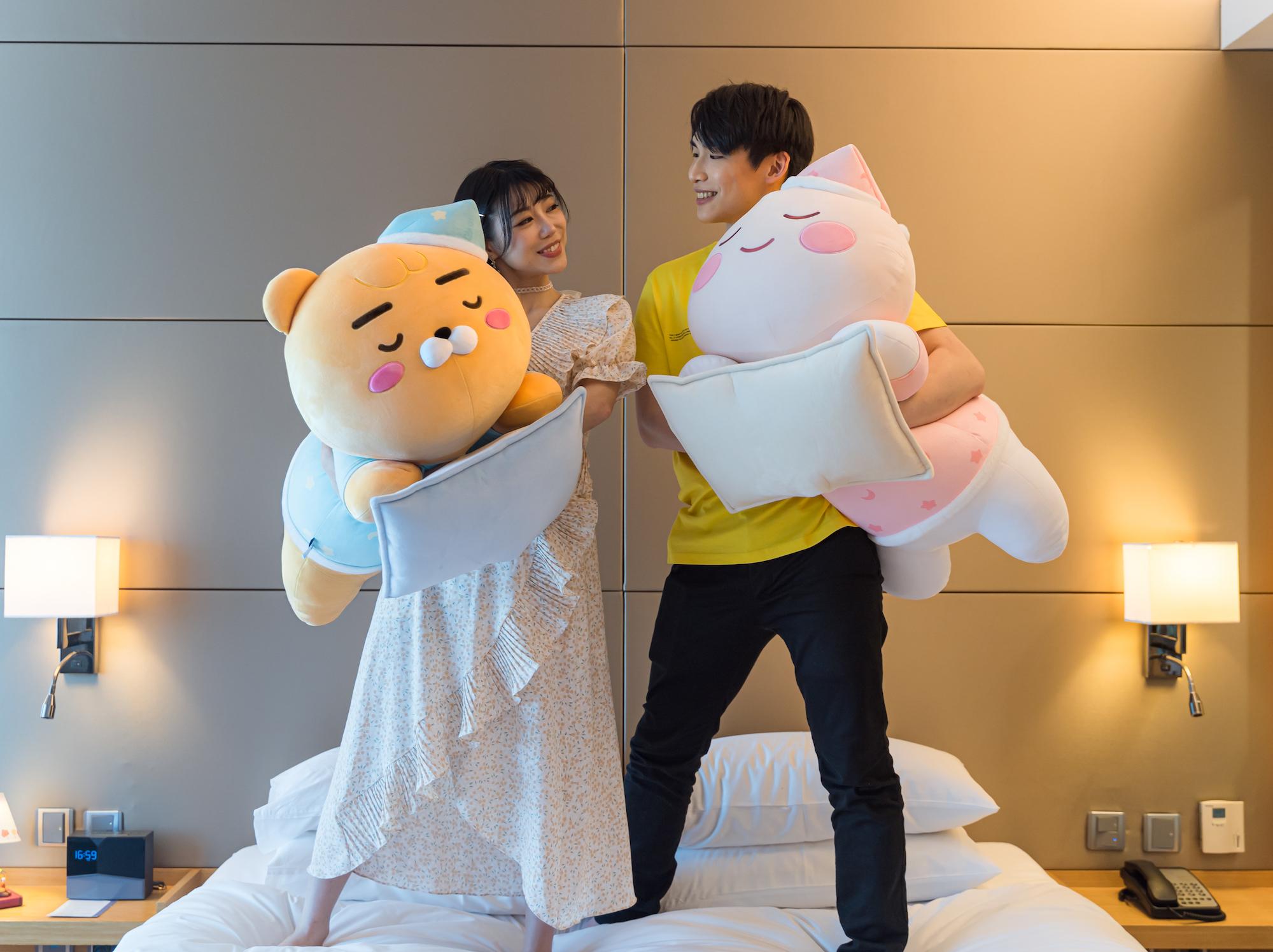 「KAKAO FRIENDS」主題海景客房內放置的大型床上抱枕 (款式隨機)