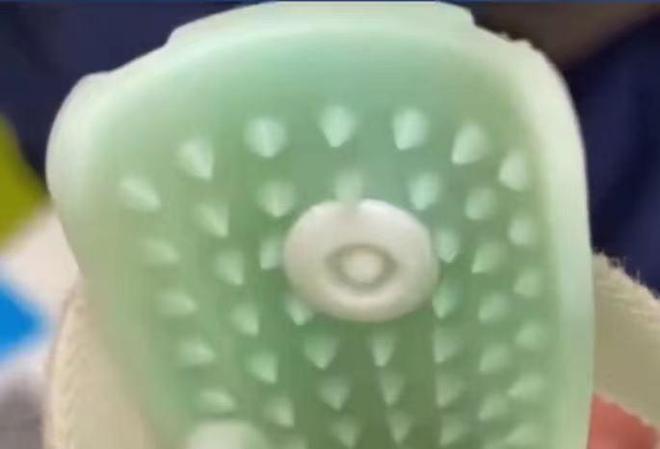 涉事貓咪被主人套上內側有「釘」的硅膠鞋,導致四肢腐爛發臭。(互聯網)