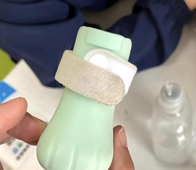 涉事貓咪被主人套上的硅膠鞋。(互聯網)