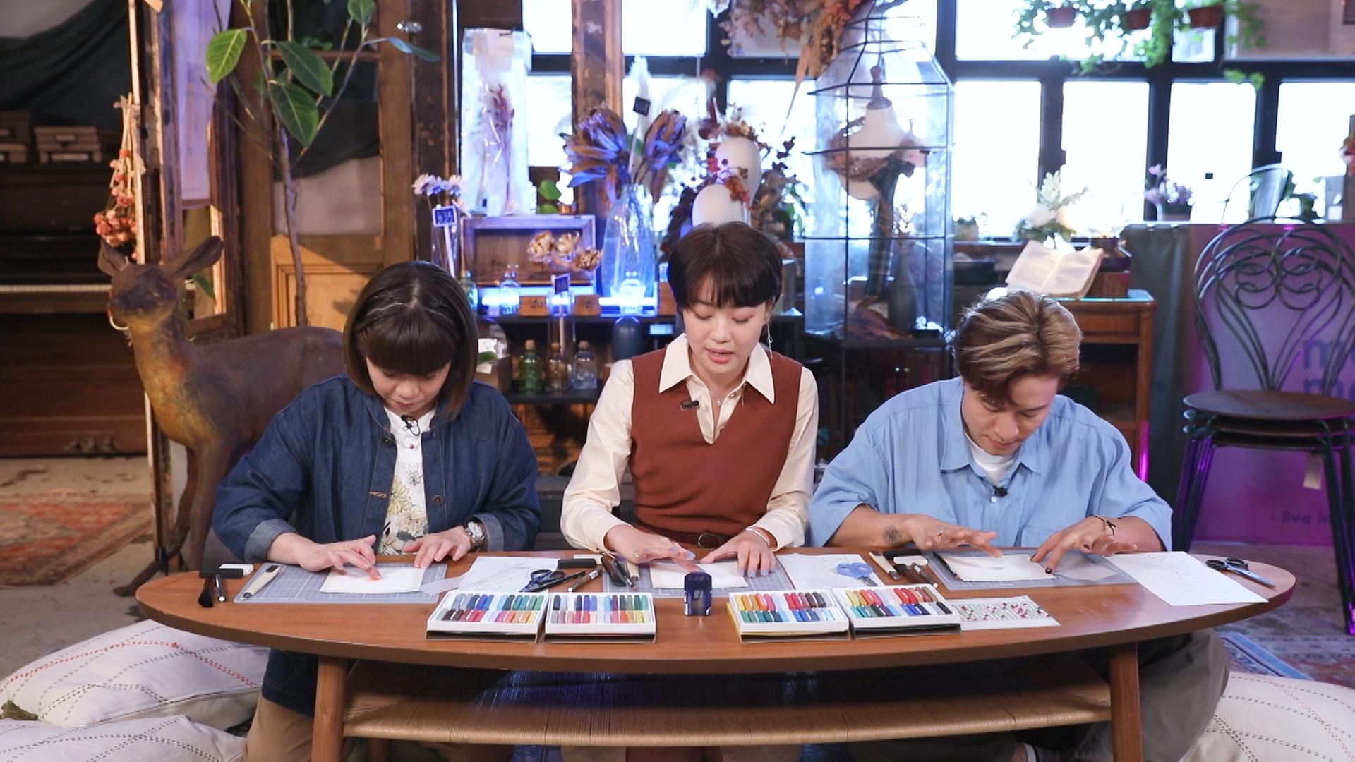 主持和嘉賓李凱淇體驗《和諧粉彩》繪畫曼陀羅,抒緩情緒。