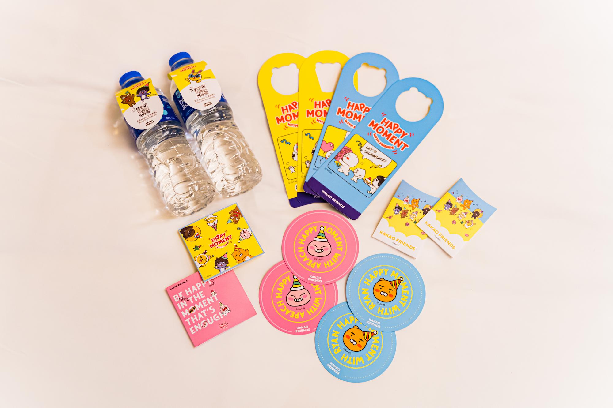 主題房內所用的瓶裝水吊牌、房卡封套、杯墊、「請勿打擾」門卡、歡迎卡及賀卡