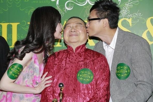 倪匡與兒子倪震和媳婦周慧敏。