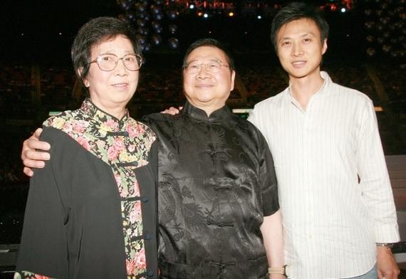 倪匡夫婦與兒子倪震。