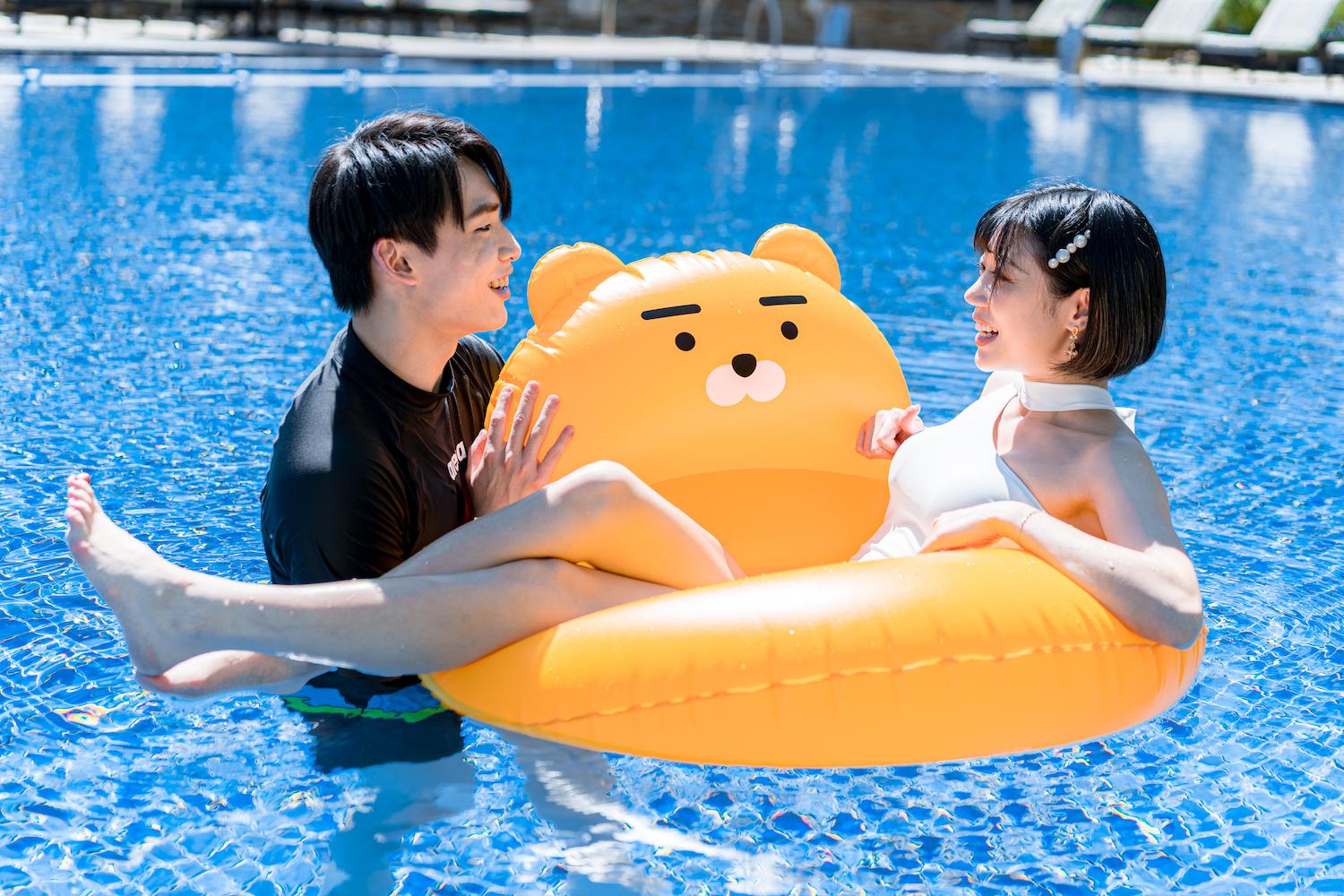 入住主題客房客人可借用「KAKAO FRIENDS」水泡或沙灘球,享受與「KAKAO FRIENDS」一同水中暢泳的悠閒度假時光
