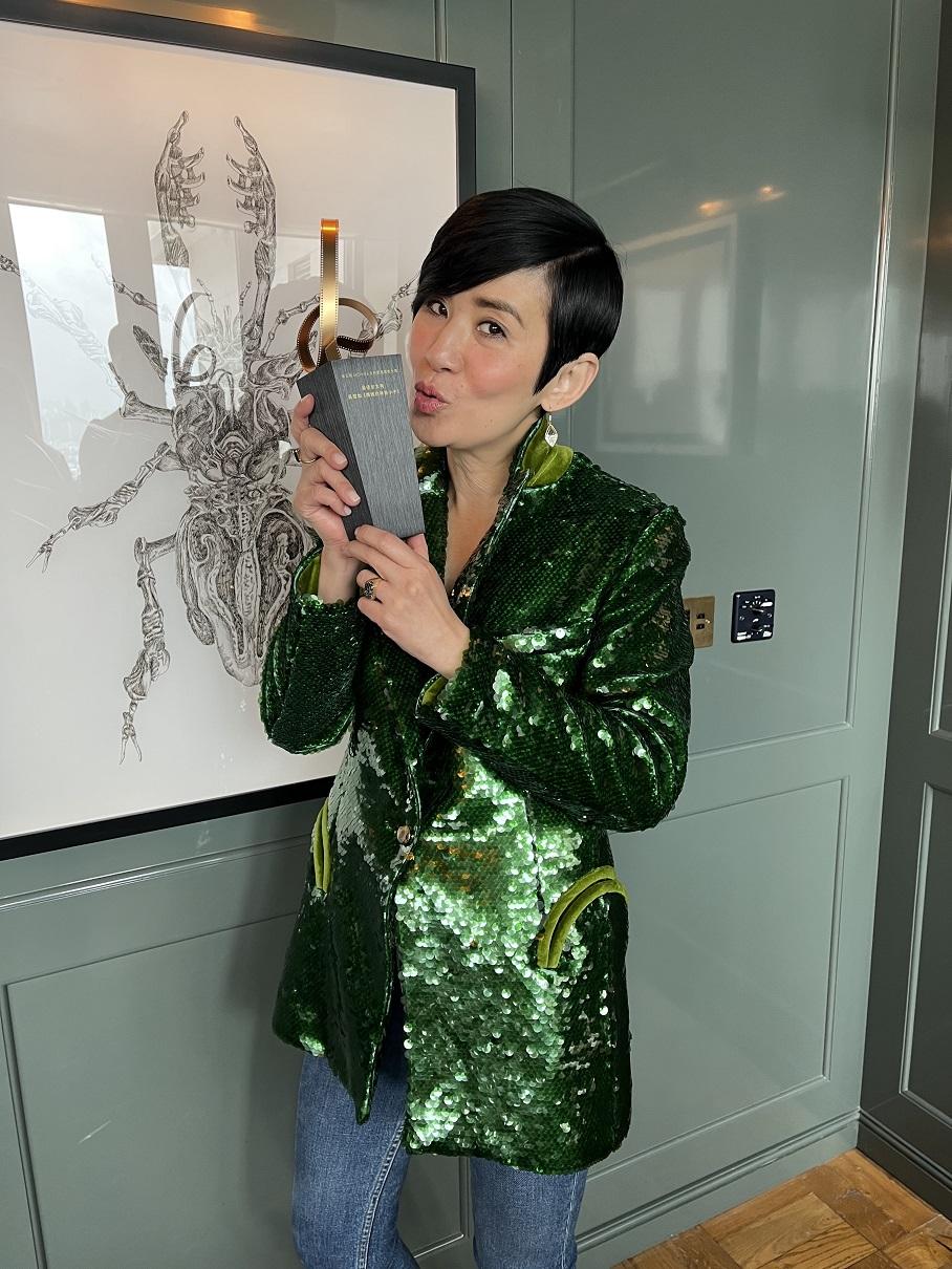 吳君如憑《媽媽的神奇小子》成為民選影后,她不忘為新片《闔家辣》宣傳。