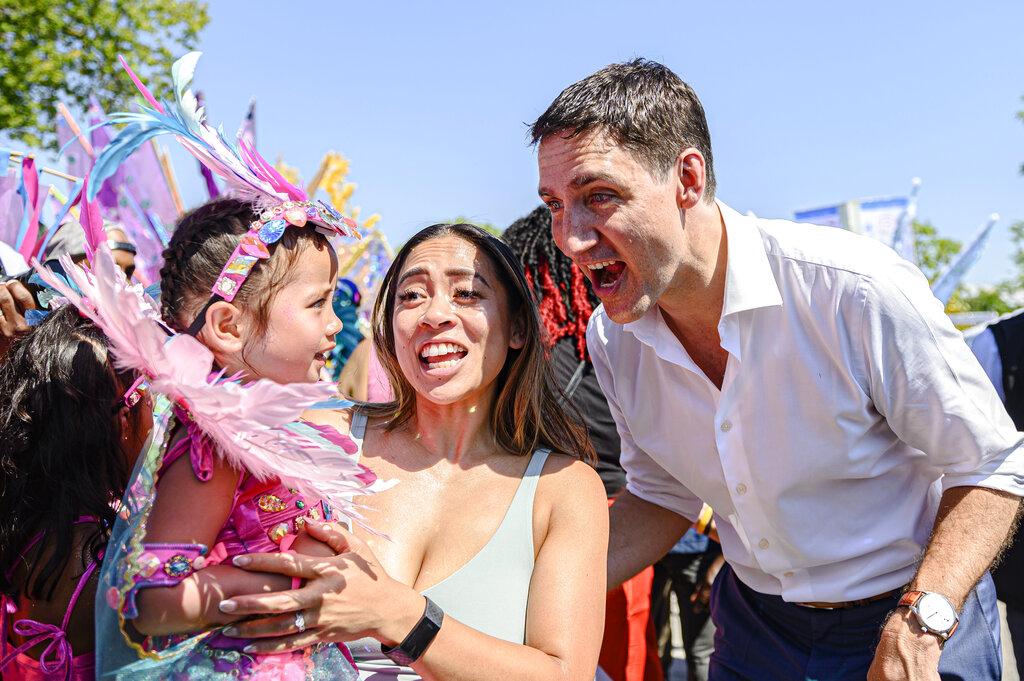 杜魯多周六在多倫多嘉年華上與兒童互動。(美聯社)