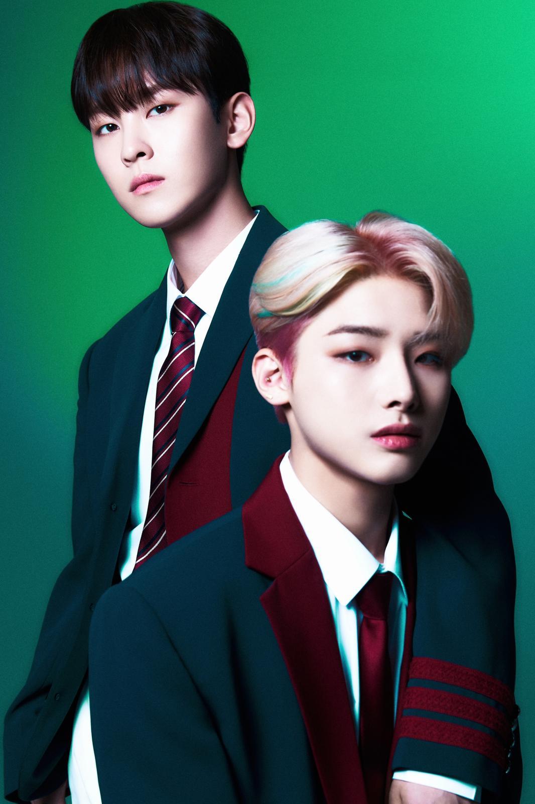 兩位隊長,左為Vocal leader HYUNSIK。