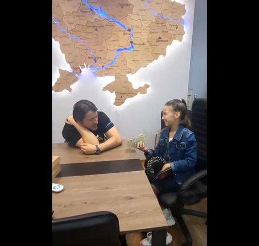 葉若娃把捐款交給基金會負責人。(互聯網)