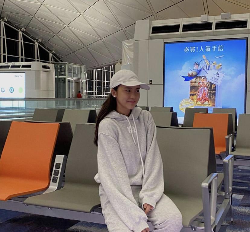 姚焯菲在機場預備出發等上機。