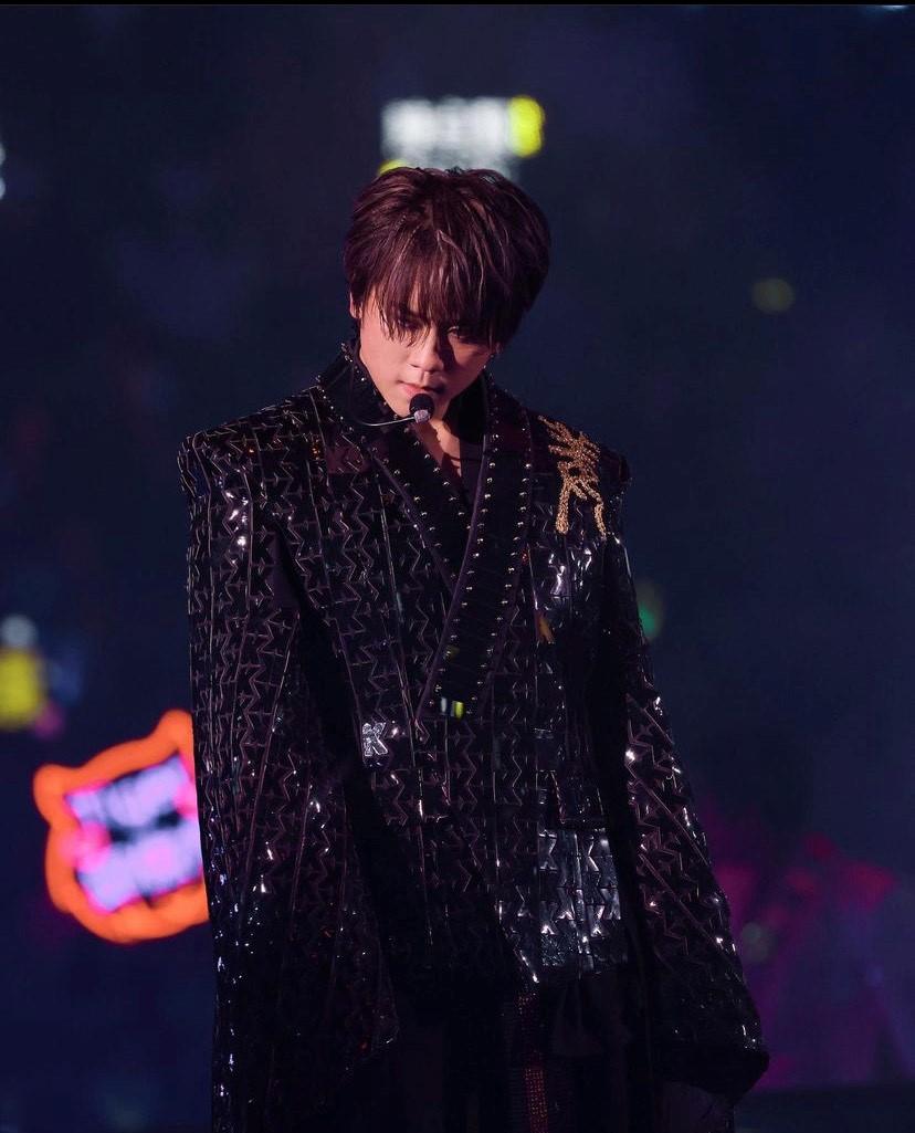 姜濤在演唱會中與Stanley和Tiger合唱新版《鏡中鏡》,憑歌寄意強調MIRROR十二子為一體。