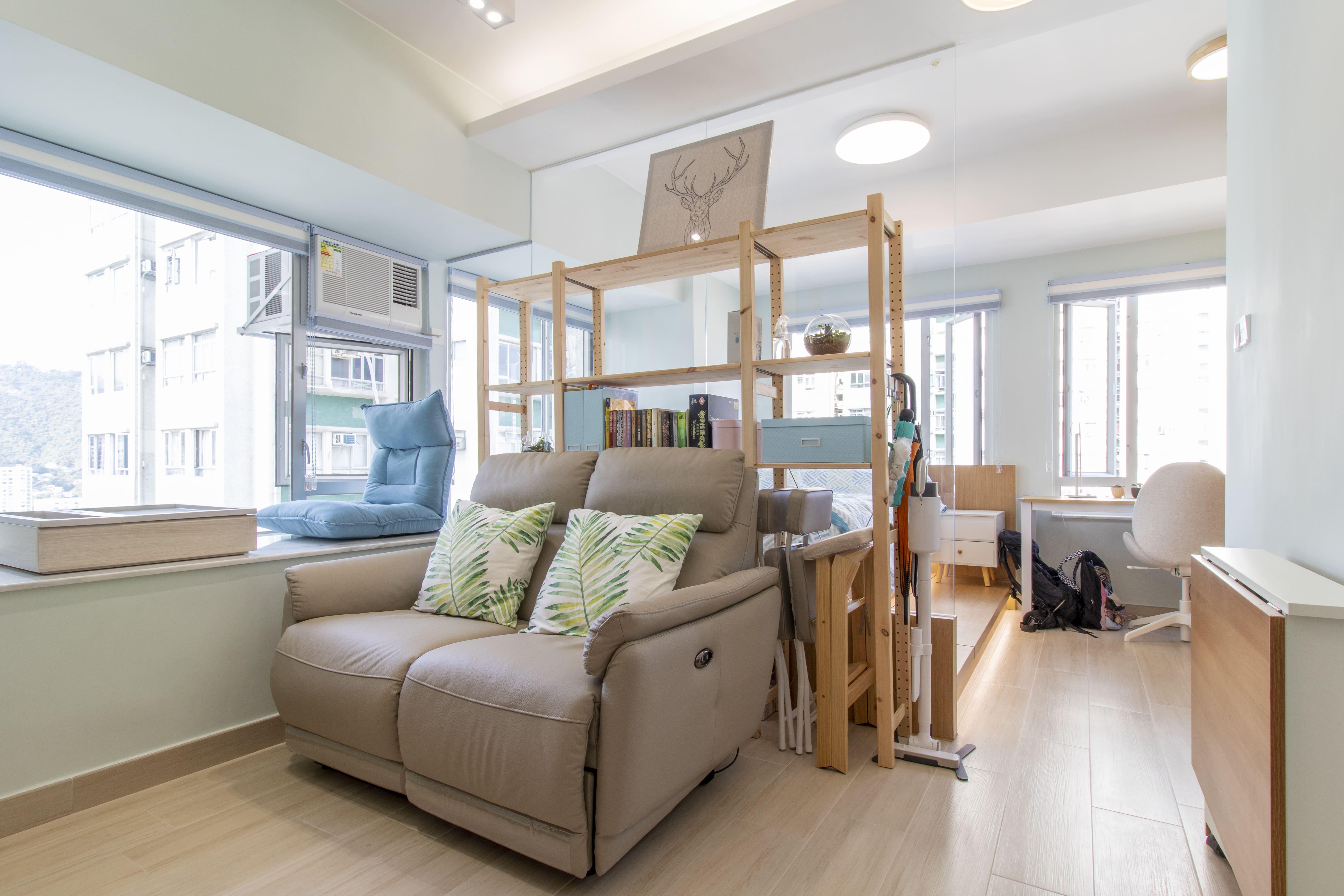 客廳的梳化後擺放了一個高身置物架