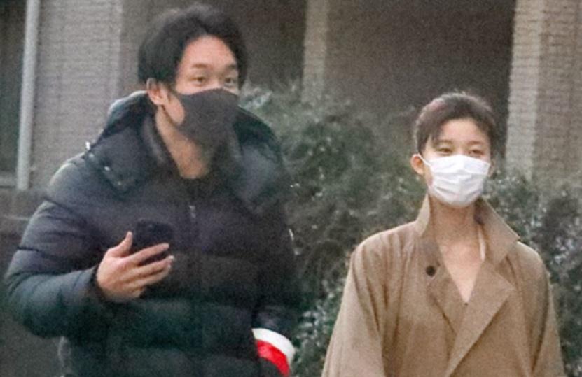 小倉優香前年撻着格鬥家朝倉未來。